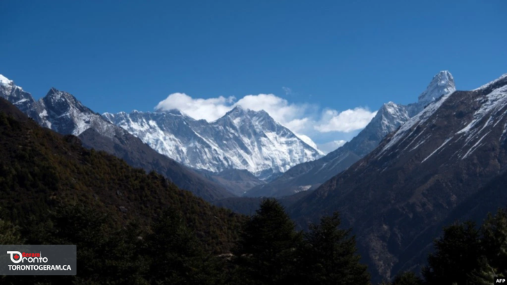 کرونا به کوهنوردان قله اورست هم رسید.