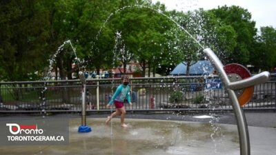 آب بازی بچه ها در تورنتو