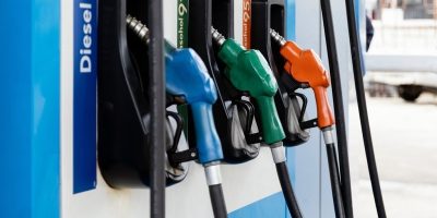 تعلیق موقت برخی مالیات‌های سوخت توسط دولت اوتاوا از امروز دوشنبه بیستم اپریل اجرایی شد. با این تصمیم، پیش‌بینی می‌شود کانادایی‌ها در هر لیتر بنزین معمولی ۱۰ سنت و در هر لیتر گازوئیل ۴ سنت صرفه‌جویی کنند.